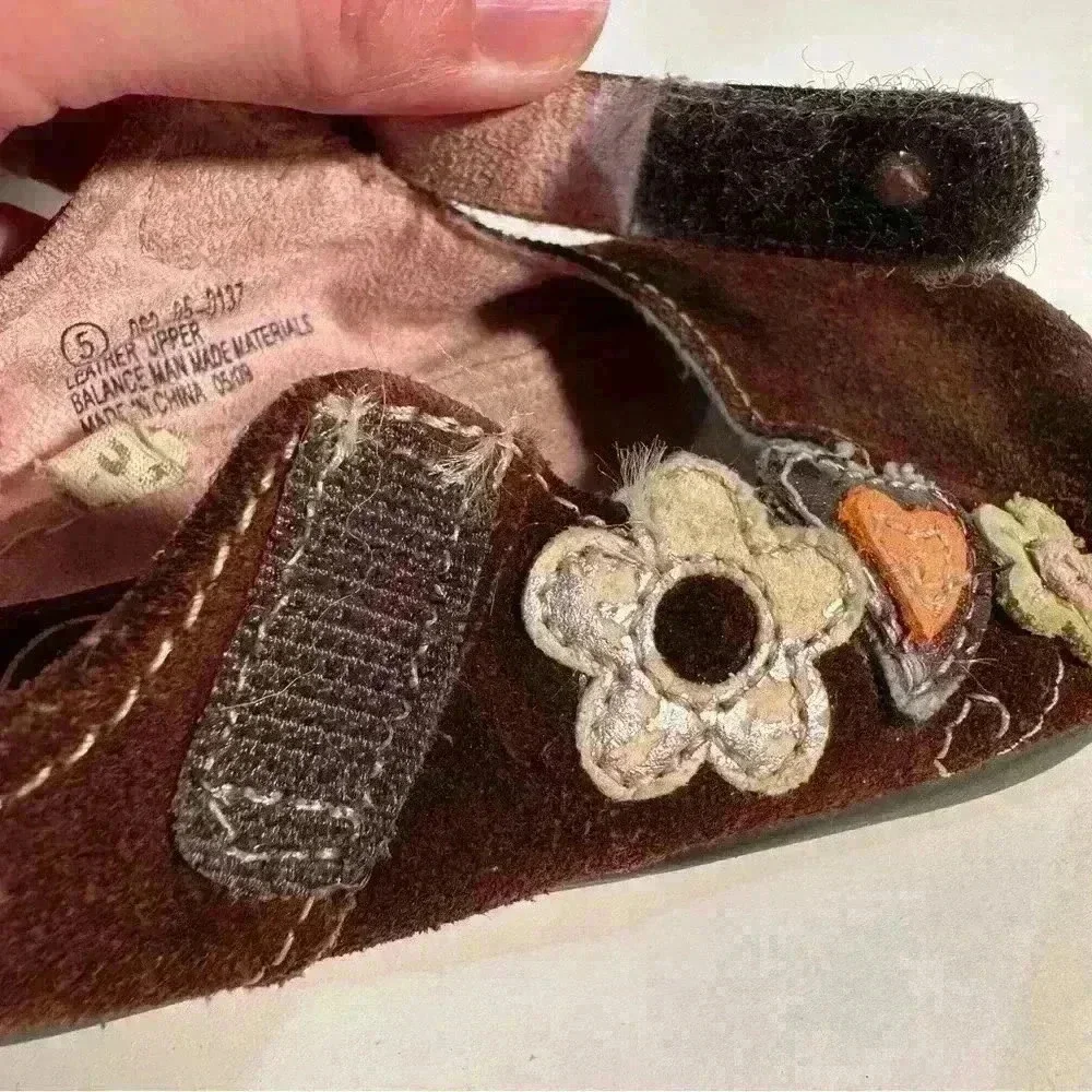 GENUINE KIDS FROM OSHKOSH GIRL SHOES 5 BROWN SUEDE MARY JANES W/FLOWERS